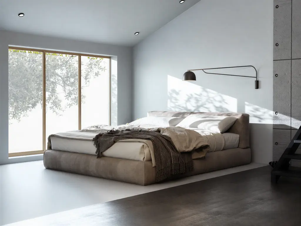 Chambre contemporaine épurée avec grand lit bas et baies vitrées donnant sur la végétation.