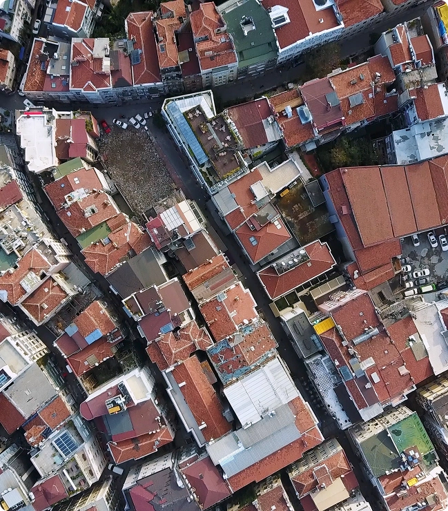 Vue aérienne d'un quartier urbain dense aux toits en tuiles rouges